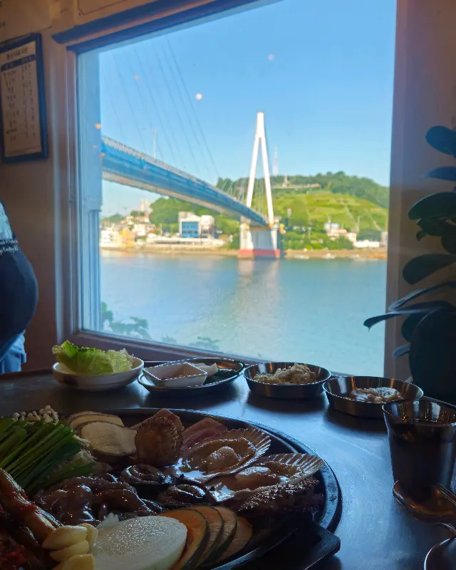 싱싱한 조개구이 한 상 차림