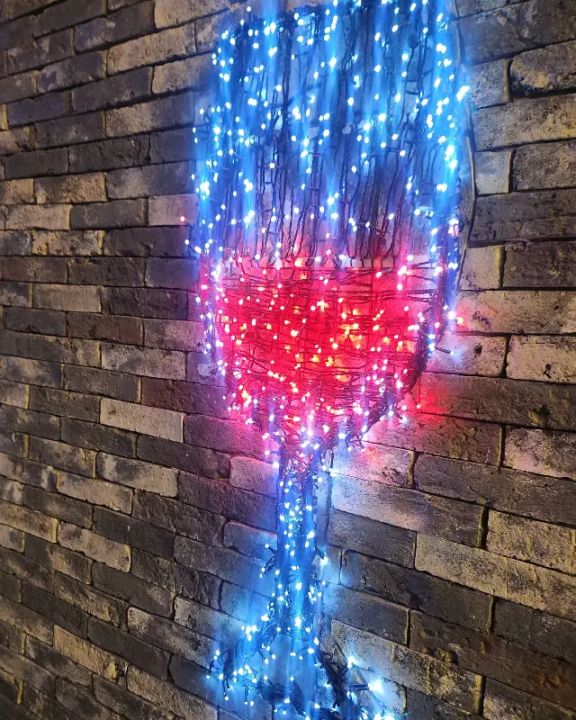 벽에 걸린 와인잔 장식