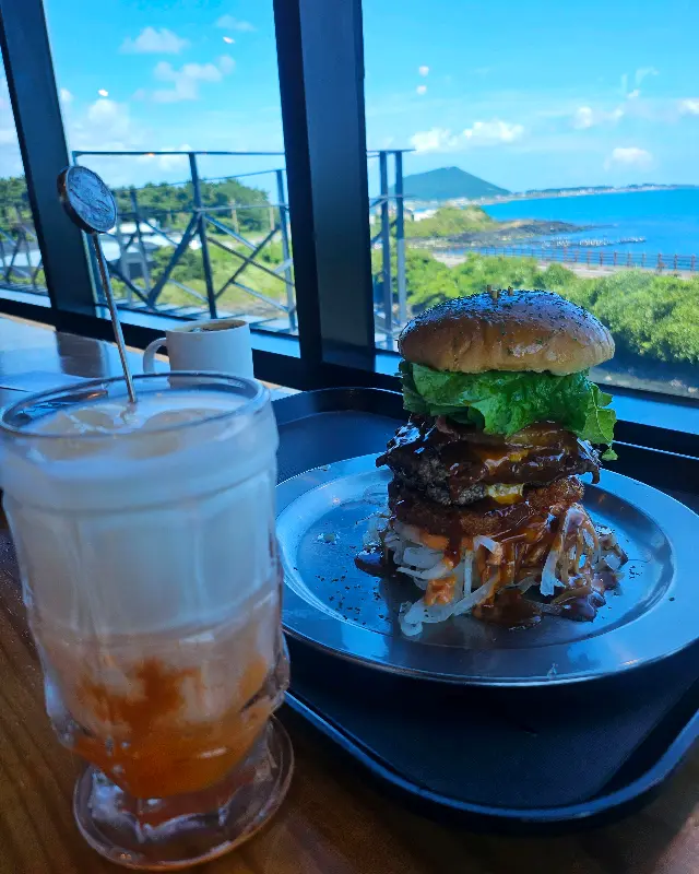 흑돼지 버거와 당근 에이드, 그리고 바다 풍경