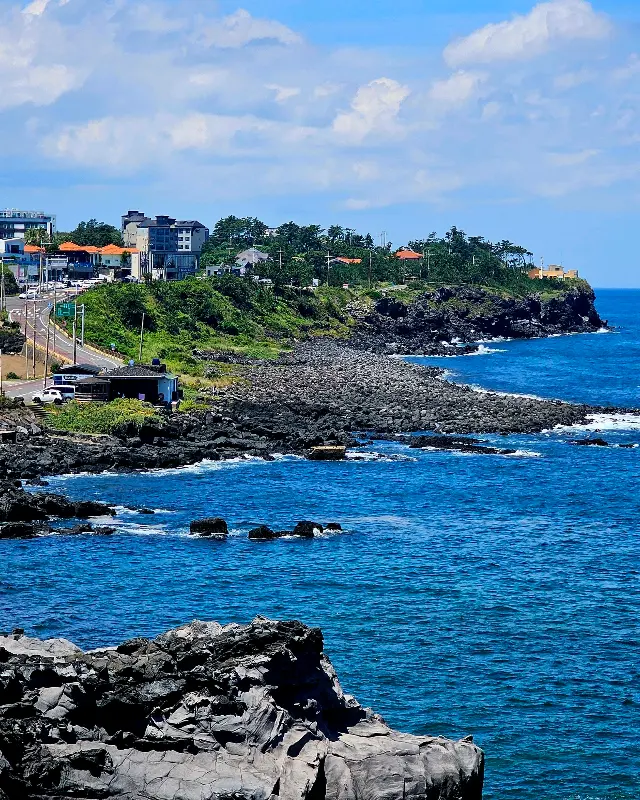 카페에서 바라본 애월 해안도로 풍경