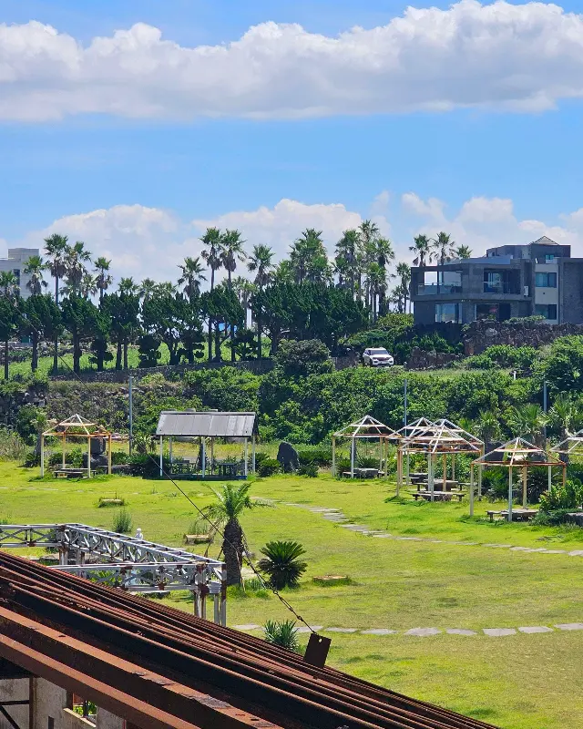 푸른 하늘과 드넓은 초원이 펼쳐진 야외 풍경