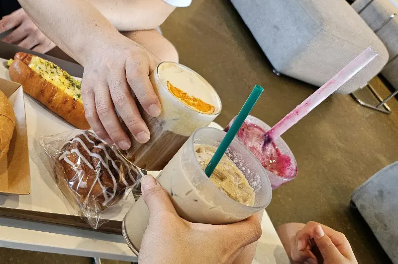 스타벅스에서 즐기는 여유로운 티타임