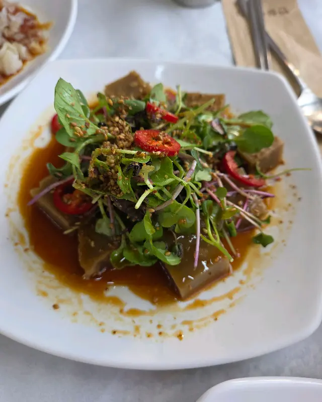 신선한 채소가 가득한 도토리묵