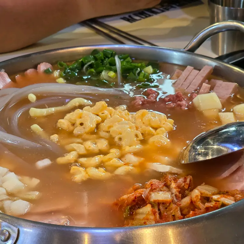 다양한 재료가 어우러진 부대찌개