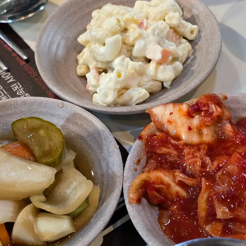 정갈하게 담긴 기본 반찬