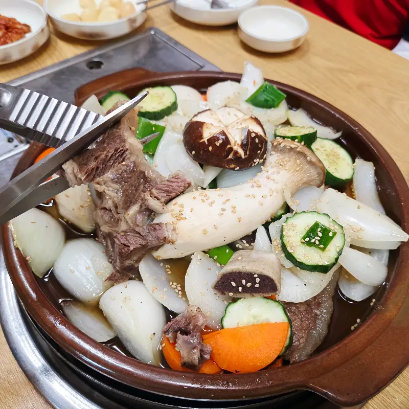 갈비찜을 자르는 모습
