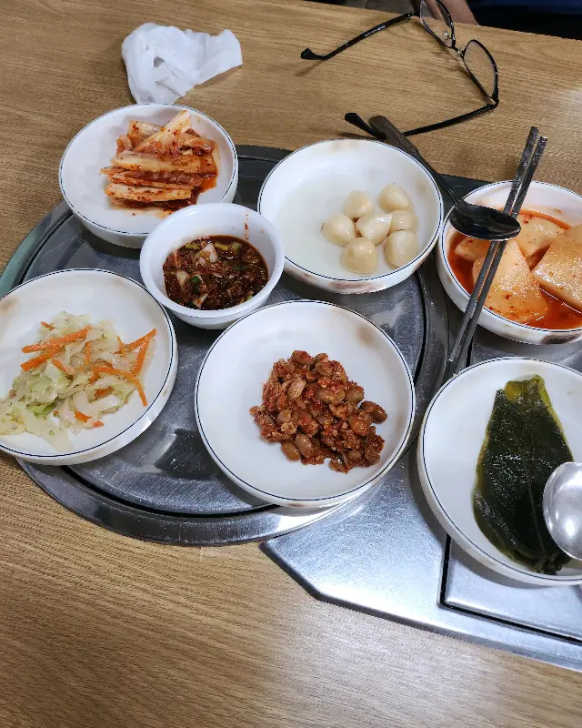 정갈하게 담겨 나온 밑반찬들