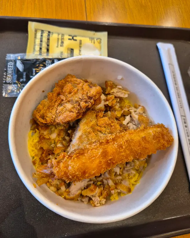 윤기가 흐르는 돈까스 덮밥