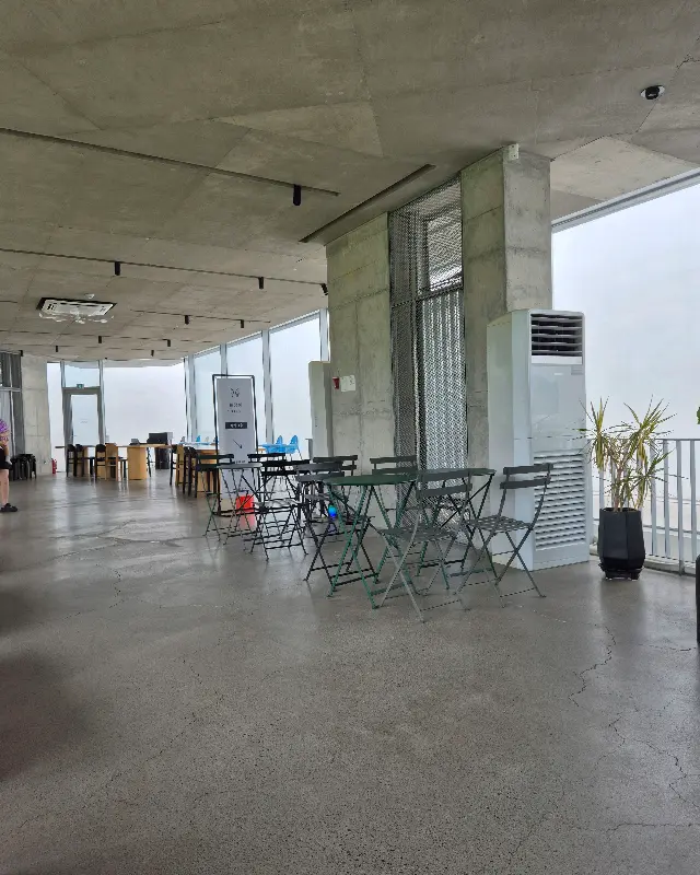 카페 뜬 내부 인테리어