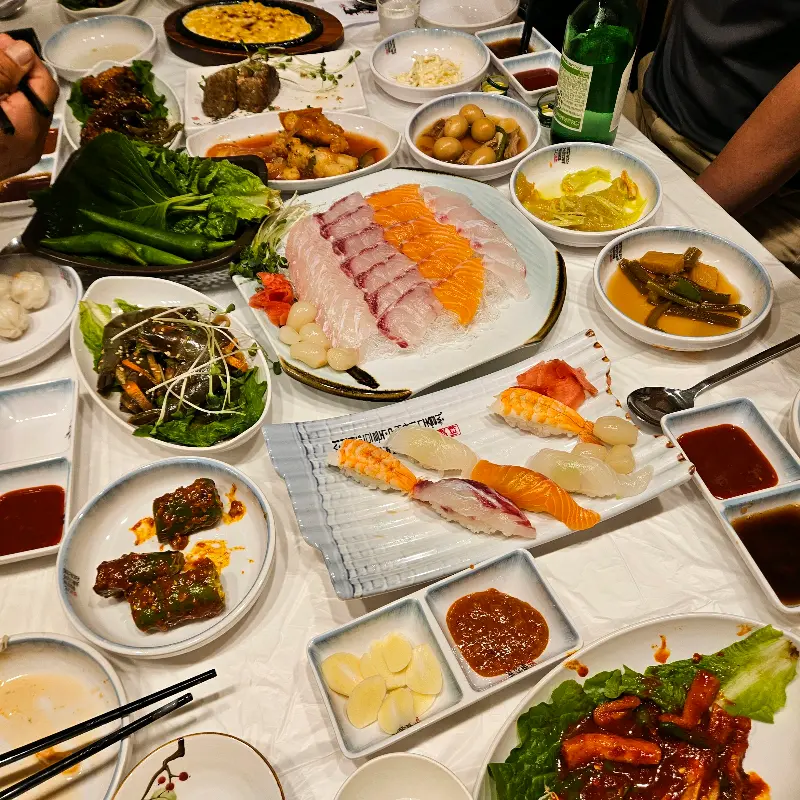 황궁물회의 푸짐한 한 상 차림