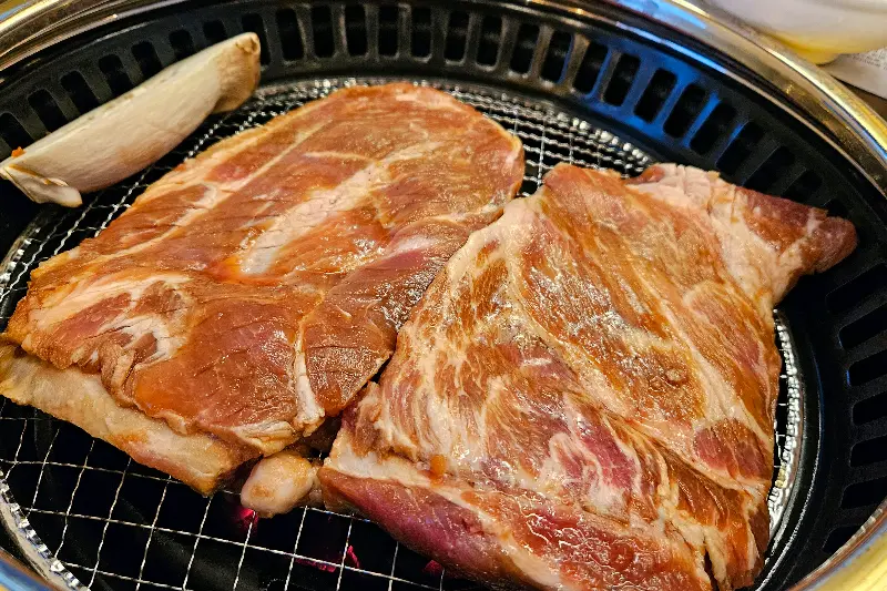 숯불 위에 올려진 돼지갈비