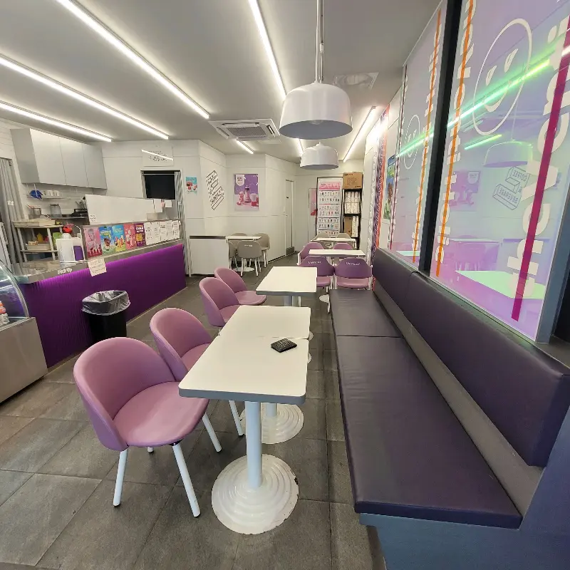더벤티 영암점 내부, 보라색 의자가 인상적이다