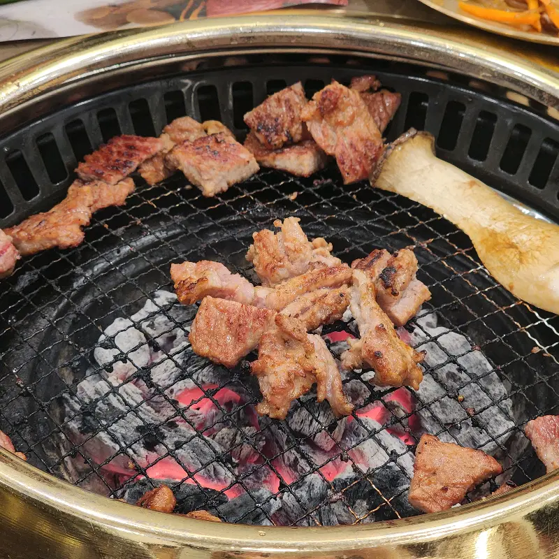 숯불 위에서 익어가는 갈비