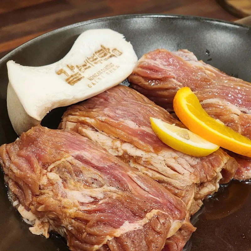 맛있게 구워진 갈비와 버섯