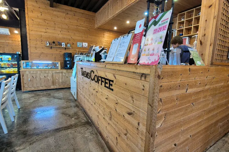 나무 소재로 꾸며진 카페 내부 카운터