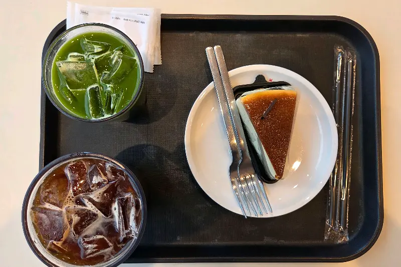 투썸플레이스 음료와 케이크