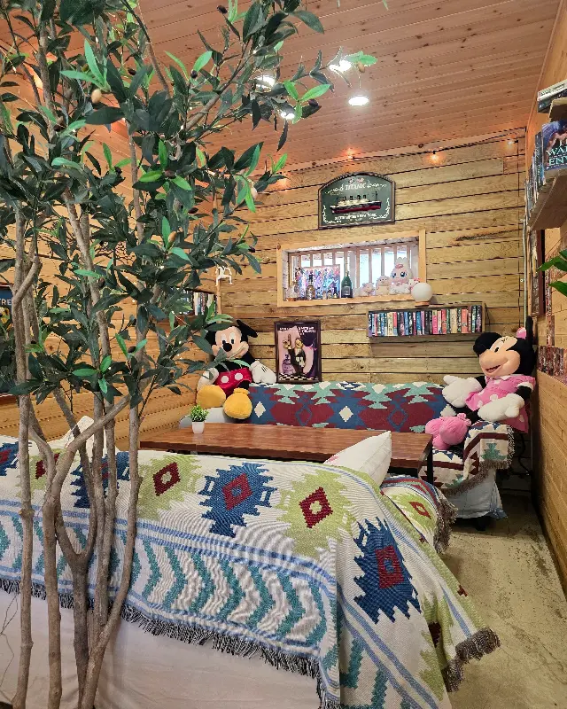 카페 내부 인테리어. 나무로 된 벽과 아기자기한 소품들이 눈길을 끈다.