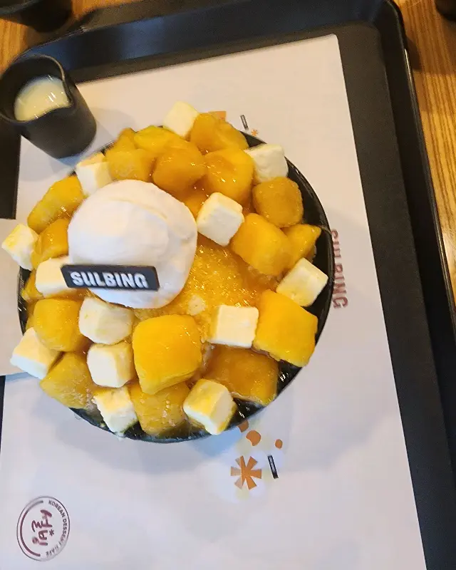 망고 과육이 듬뿍 올라간 빙수