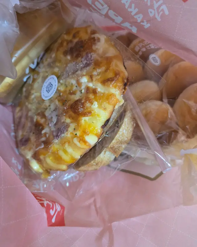 갓 구운 빵들이 가득!