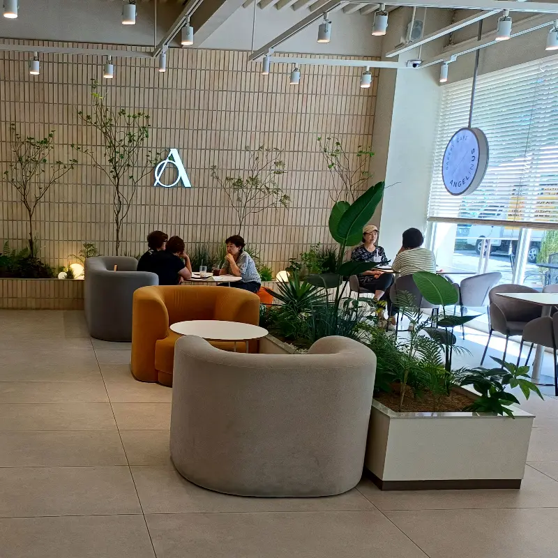 넓은 테이블과 편안한 의자