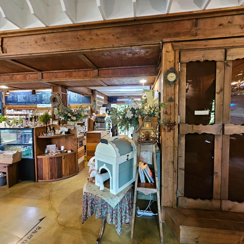 카페 내부의 전경