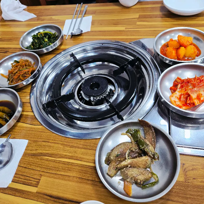 테이블 위에 놓여진 다양한 밑반찬들