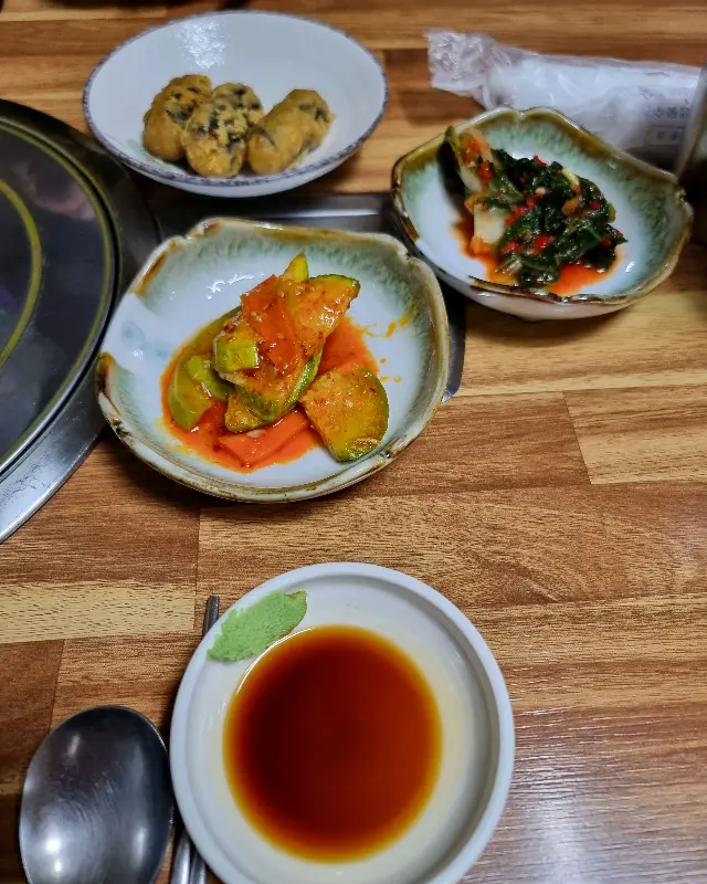 정갈하게 담겨 나온 밑반찬들