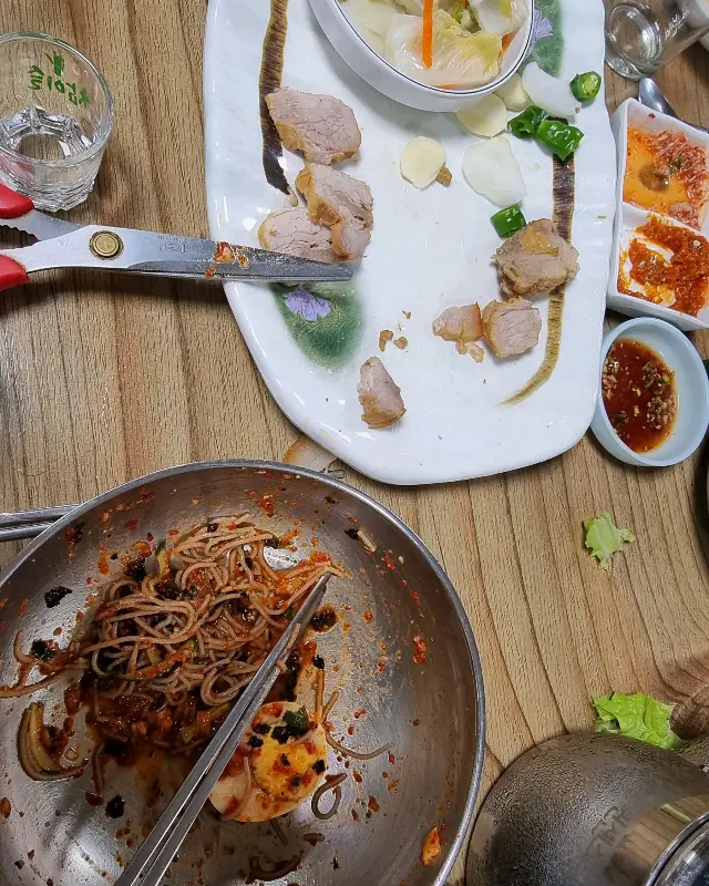 수육과 막국수가 함께 놓인 테이블