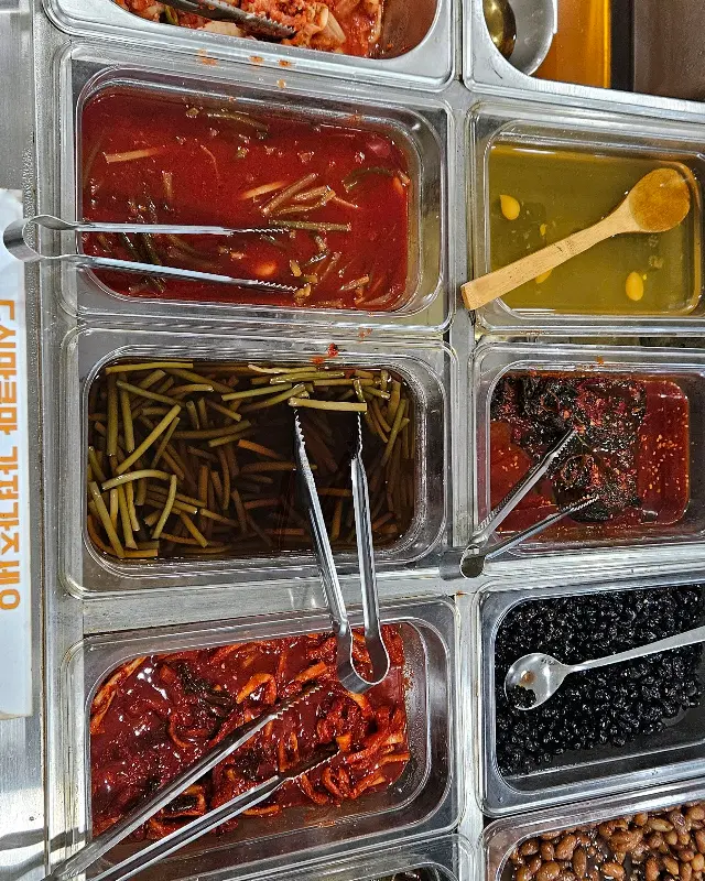 다양한 종류의 나물 반찬이 보기 좋게 담겨 있는 모습