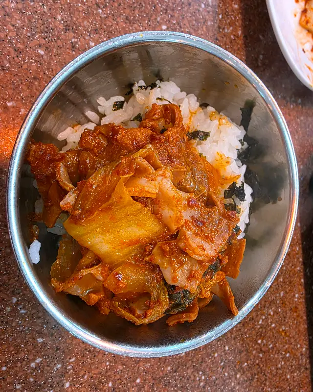 곱창과 김치를 밥에 올려 먹는 모습