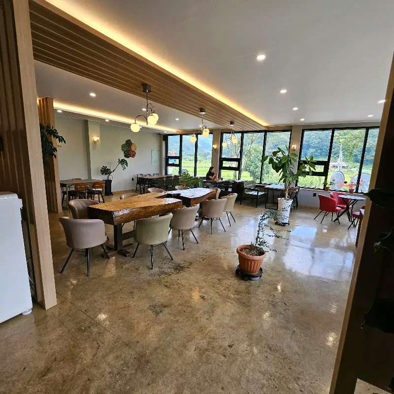 넓고 쾌적한 카페 내부