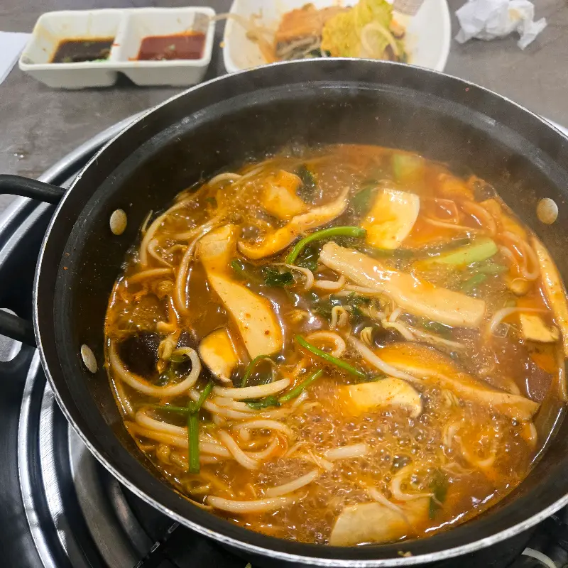 샤브샤브 냄비 안에서 면이 익고 있는 모습