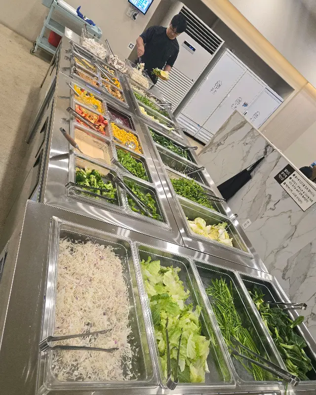 다양한 야채와 샐러드 재료가 준비된 셀프바