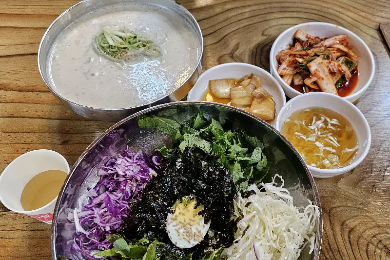 푸짐한 비빔국수