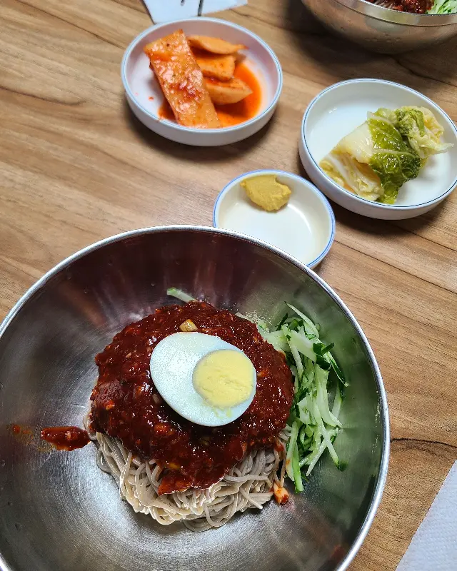 막국수와 함께 놓인 백김치