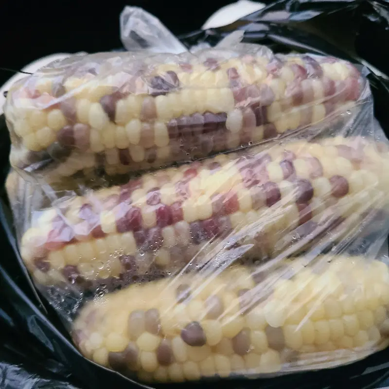 비닐 봉지에 담긴 옥수수