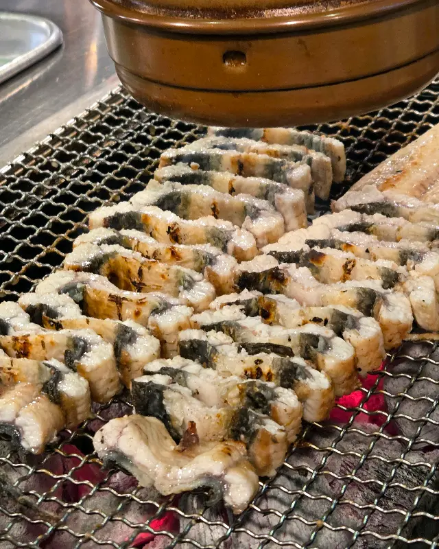 숯불 위에 구워진 장어