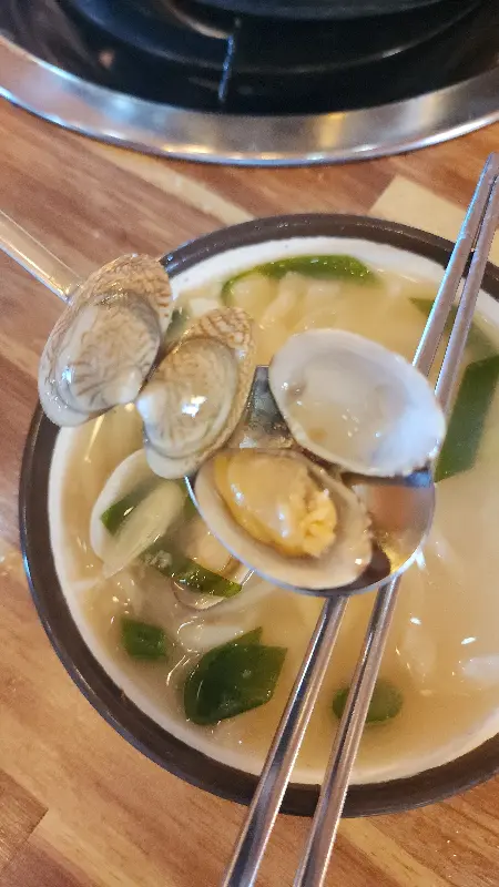 바지락이 듬뿍 들어간 해물칼국수