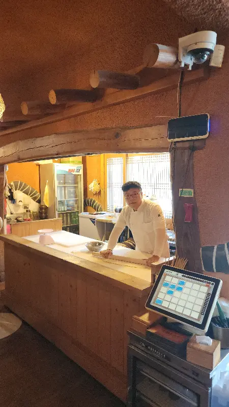 손님을 맞이하는 사장님의 모습