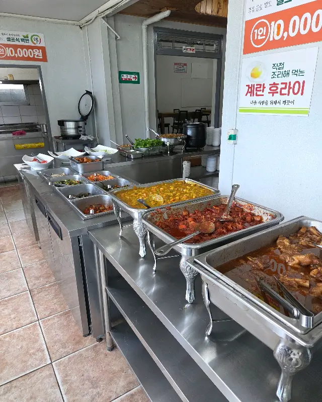 다양한 메뉴가 준비된 뷔페식 코너