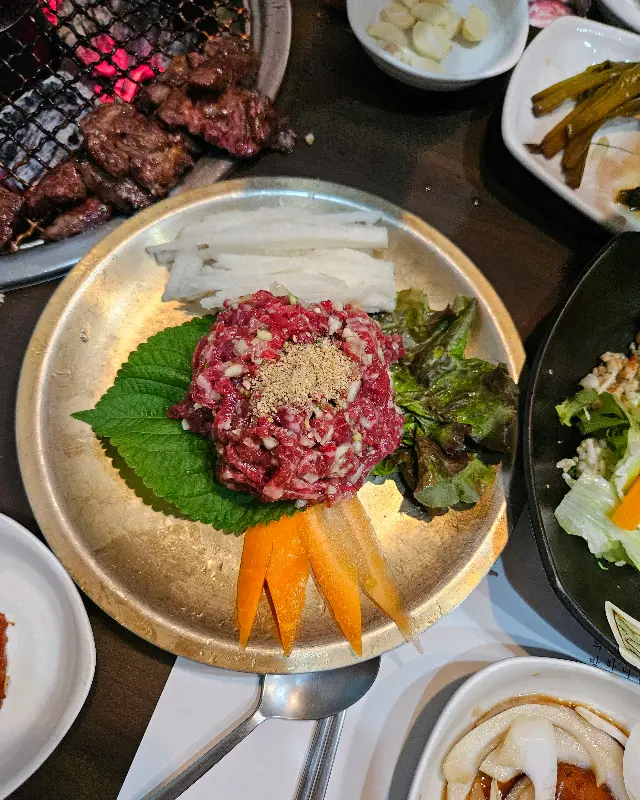 신선함이 느껴지는 육회