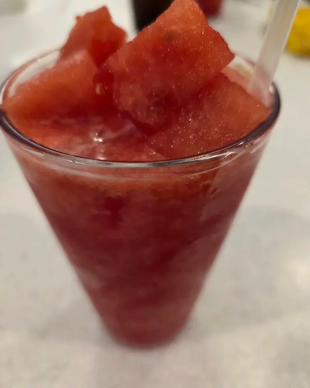 수박 큐브가 듬뿍 들어간 시원한 수박주스