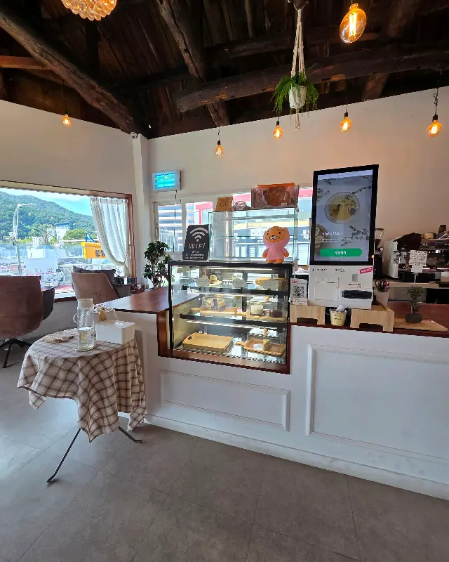 순리당의 천장 인테리어 모습