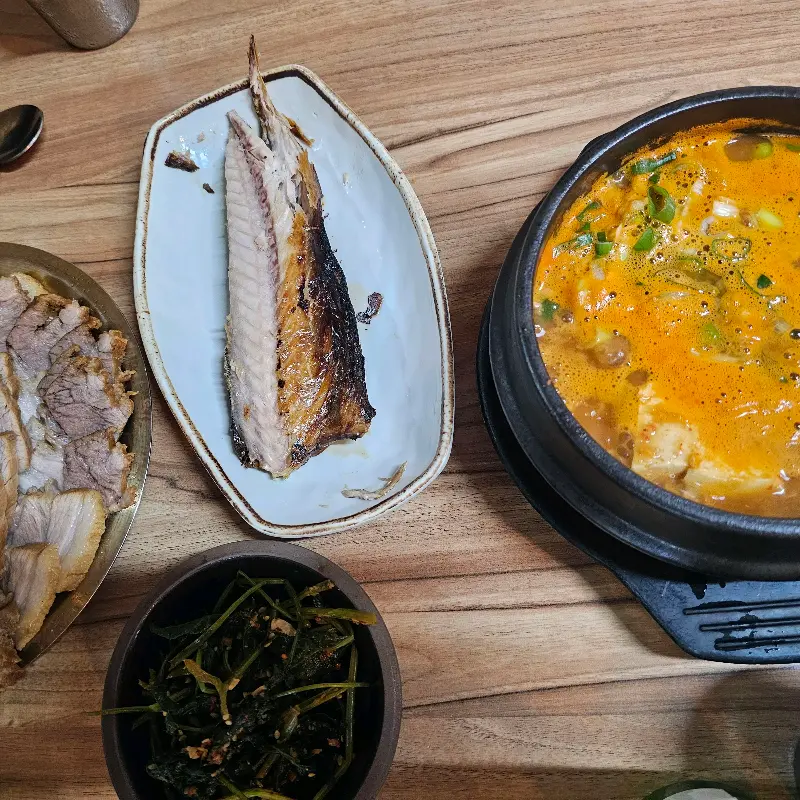 만정 정식 메인 메뉴인 보쌈과 고등어 구이