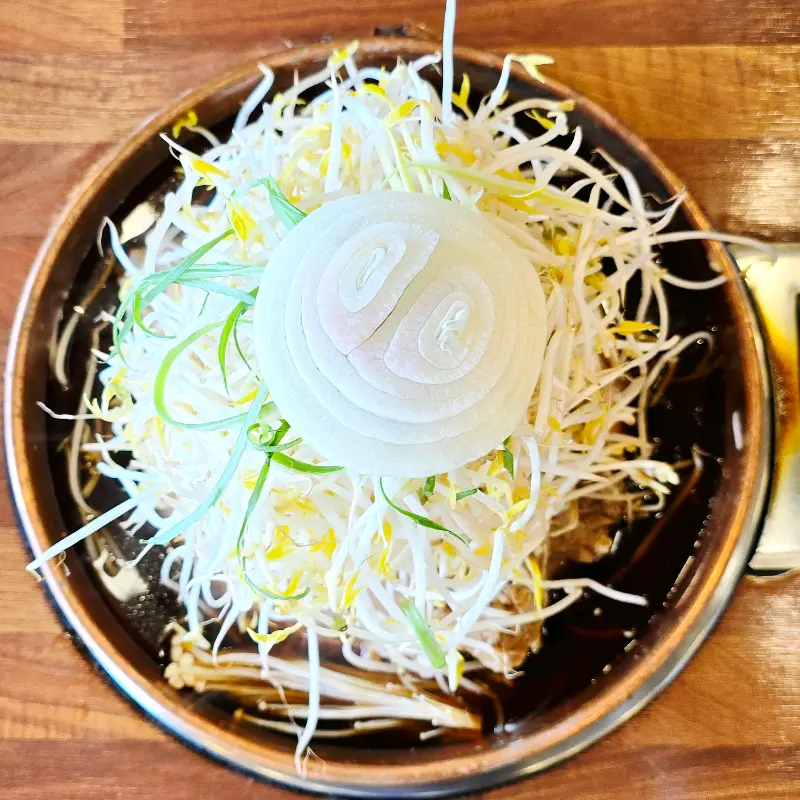불고기 전골 위에 산처럼 쌓인 숙주나물