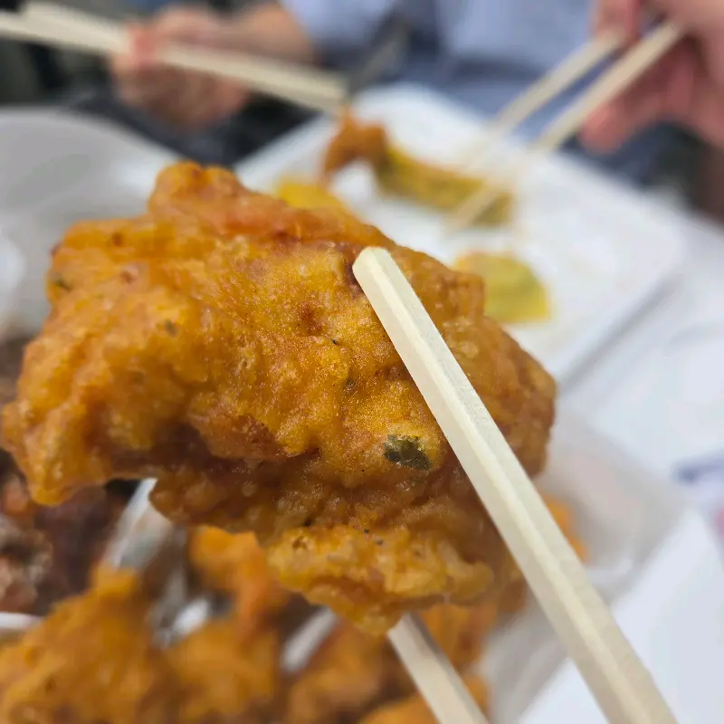 젓가락으로 닭강정 집는 모습