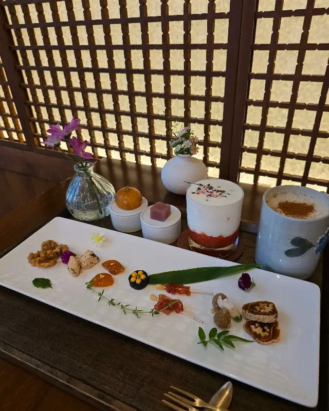 정갈하게 담긴 다과와 음료