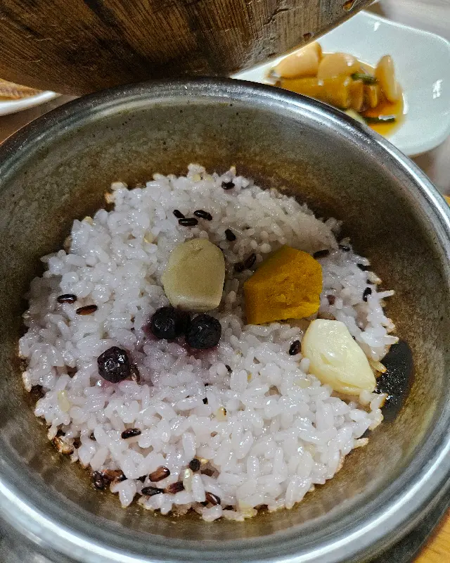 윤기가 흐르는 솥밥