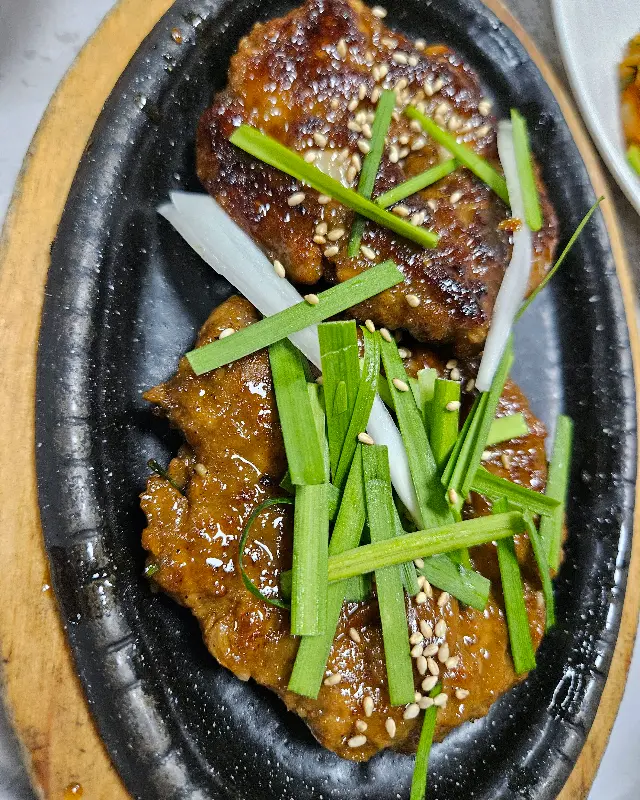 윤기가 흐르는 떡갈비