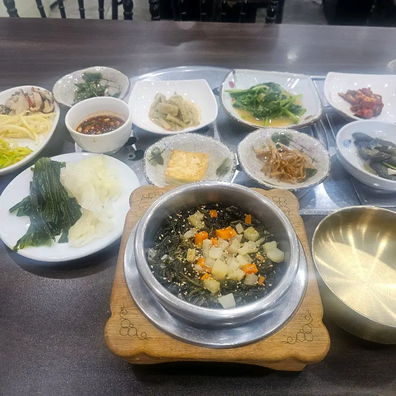 곤드레 솥밥과 반찬